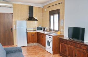 een keuken met een witte koelkast en een wasmachine bij Chalet Peñuelas in Conil de la Frontera