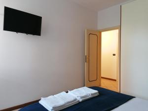 een kamer met een bed met twee witte handdoeken erop bij Casa Martin: appartamento piano terra in Peschiera del Garda