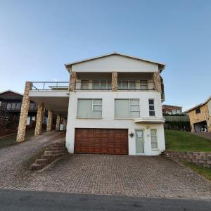 una gran casa blanca con garaje en JONGENSFONTEIN, en Jongensfontein