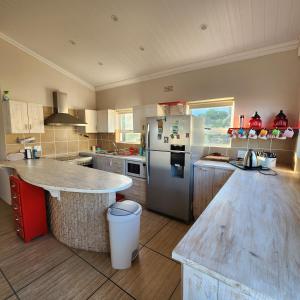 Jongensfontein的住宿－JONGENSFONTEIN，厨房配有不锈钢冰箱和台面