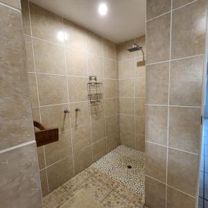 y baño con ducha y paredes de azulejos. en JONGENSFONTEIN, en Jongensfontein