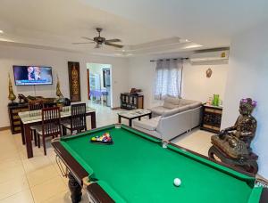 TV a/nebo společenská místnost v ubytování GARDEN VILLA - PATTAYA HOLIDAY HOUSE WALKING STREET 4 bedrooms