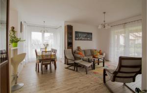 - un salon avec un canapé et une table dans l'établissement 2 Bedroom Amazing Home In Warzenko, à Warzenko