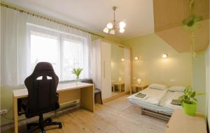 - une chambre avec un bureau, un lit et une chaise dans l'établissement 2 Bedroom Amazing Home In Warzenko, à Warzenko