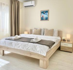 sypialnia z dużym łóżkiem z dwoma ręcznikami w obiekcie Great 2BDR Apartment in the Centre for 6 Guests w mieście Stara Zagora