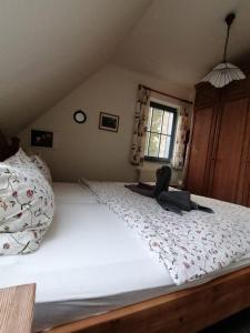 a bedroom with a bed with a white comforter at FW Lönnies in Prerow
