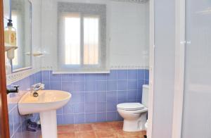 コニル・デ・ラ・フロンテーラにあるCasa El Cortijilloの青いタイル張りのバスルーム(洗面台、トイレ付)