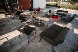 een groep stoelen en tafels in een patio bij Pension JASOPA in Pardubice