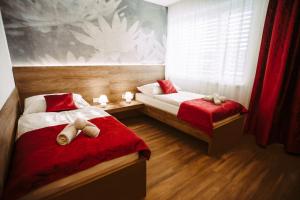 1 dormitorio con 2 camas con ositos de peluche en Pension JASOPA, en Pardubice
