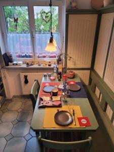 una mesa en una cocina con mesa y sillas en 3-Room Apartment in Rowhouse - Oktoberfest, Trade Shows, Business, en Maisach