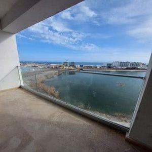 una grande finestra con vista su un corpo d'acqua di Emmaia Sunrise Luxury Appartment a Eforie Nord