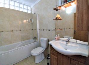 Tó的住宿－Retiro Terrasol，浴室配有盥洗盆、卫生间和浴缸。