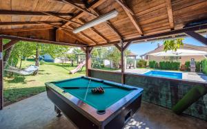 - un billard sur une terrasse à côté de la piscine dans l'établissement Family villa with a pool near Pazin, à Pazin