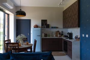 Η κουζίνα ή μικρή κουζίνα στο BlueWater Apartment +7 φωτογραφίες