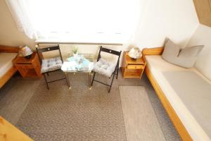 a small room with a bed and two chairs and a table at Havelschatz in Bensdorf