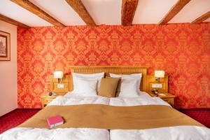 Postel nebo postele na pokoji v ubytování Romantik Hotel Scheelehof Stralsund