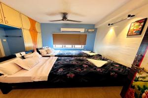1 dormitorio con 1 cama y 1 sofá en Jayaram Residency Tirupathi, en Tirupati