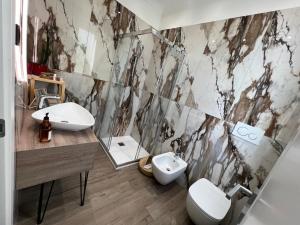 łazienka z 2 umywalkami i prysznicem w obiekcie B&B Casa S Marco w Weronie