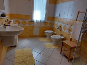 トルトリにあるI Girasoliのバスルーム(洗面台、トイレ付)