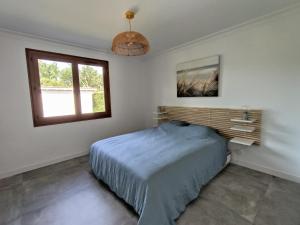 En eller flere senge i et værelse på La maison des rives de Saint Brice