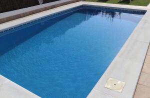 Bazén v ubytovaní Chalet Playa Roche alebo v jeho blízkosti