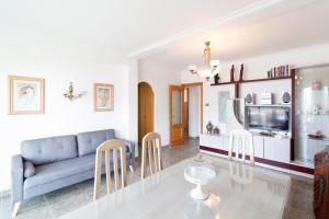 Posezení v ubytování Global Properties, Apartamento con terraza y piscina a un paso de la playa