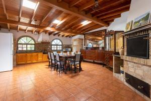 cocina grande con mesa y sillas en Tegueste Charming House en Tegueste