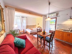 ein Wohnzimmer mit einem roten Sofa und einem Tisch in der Unterkunft Tropical Studio in Órgiva