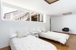 1 dormitorio con 2 camas y espejo en Tegueste Charming House en Tegueste