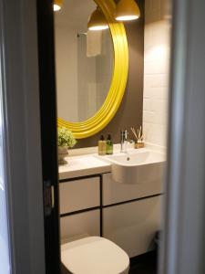 uma casa de banho com um lavatório, um espelho e um WC. em The Bulls Head Hotel em Hale