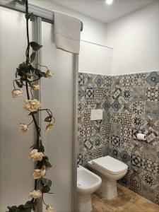 baño con aseo y flores en Al Filarmonico, en Verona