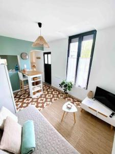 sala de estar con sofá y mesa en Logement T2 ICADE ADP Orly Lenôtre J Monnet JMermoz JO 2024 en Rungis