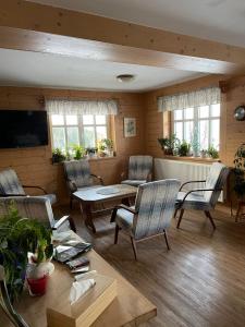 ein Wohnzimmer mit Stühlen und einem Tisch in der Unterkunft Penzion Bouda Na stráni in Dolní Malá Úpa