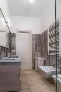 uma casa de banho com um lavatório, uma banheira e um WC. em Doriana Flat - Monteverde em Roma