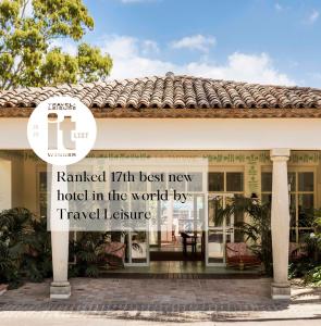 サントロペにあるHôtel La Tartane Saint-Tropezの世界最高の新しいホテルを読む看板のある家