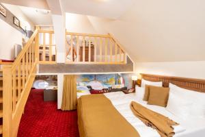 Postel nebo postele na pokoji v ubytování Romantik Hotel Scheelehof Stralsund + 37 fotografií