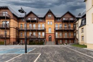 an empty parking lot in front of a building at Apartament Foto Loft - Villa Vinci - Z prywatnym monitorowanym parkingiem - Space Apart in Jelenia Góra