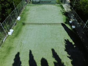Tenis a/nebo squash v ubytování Folies Corfu Town Hotel Apartments nebo okolí