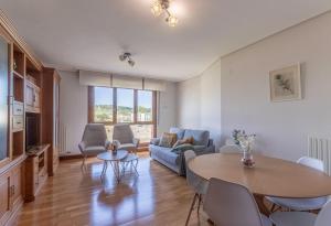 salon ze stołem i kanapą w obiekcie Confort junto a la Ría de Barakaldo w mieście Barakaldo