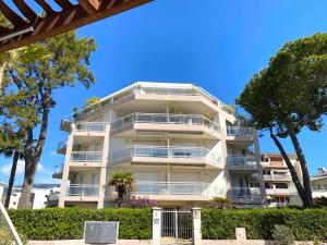 Το κτήριο όπου στεγάζεται  το διαμέρισμα