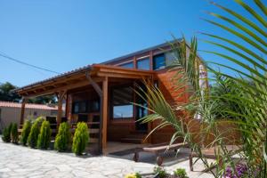 une maison avec un palmier en face dans l'établissement Tiny Villa among the olives, à Héraklion
