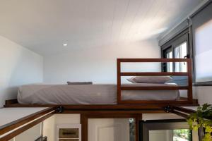 - une chambre avec un lit sur une étagère en bois dans l'établissement Tiny Villa among the olives, à Héraklion