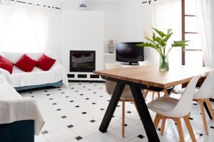 een woonkamer met een tafel en een bank bij Apartamento Antonio - Puerto Pollensa in Port de Pollença