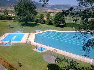 a large swimming pool in a yard with a field at Al hilo de Landaluce in Laguardia