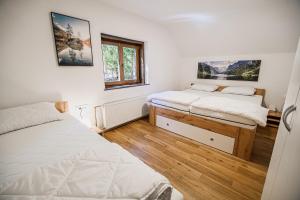 um quarto com 2 camas e uma janela em Holiday Home Kozorog em Bohinj