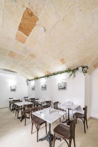 una fila de mesas y sillas en un comedor en Seranova Luxury Hotel - Adults Only en Ciutadella