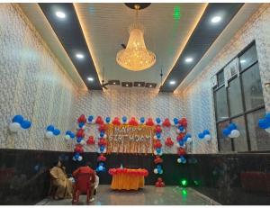 馬圖拉的住宿－Hotel Saurav Palace, Mathura，一间设有蓝色和红色气球的墙壁的房间