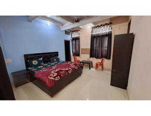馬圖拉的住宿－Hotel Saurav Palace, Mathura，一间卧室设有一张床和一间客厅。