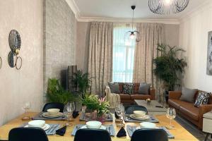 - un salon avec une table et un canapé dans l'établissement Yas Island Oasis Getaway 1BR Amazon, à Abu Dhabi