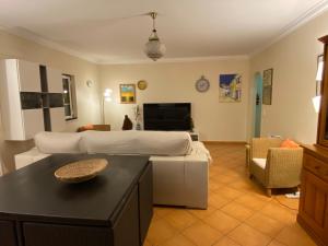 sala de estar con sofá y mesa en CASA DOS 2 PÁTIOS by Stay in Alentejo, en Vila Nova de Milfontes